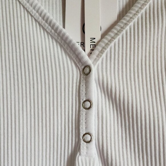 MEROKEETY Ribbed Knit Button Sleeveless Summer White Shirt Sz Small NWT - Picture 3 of 6